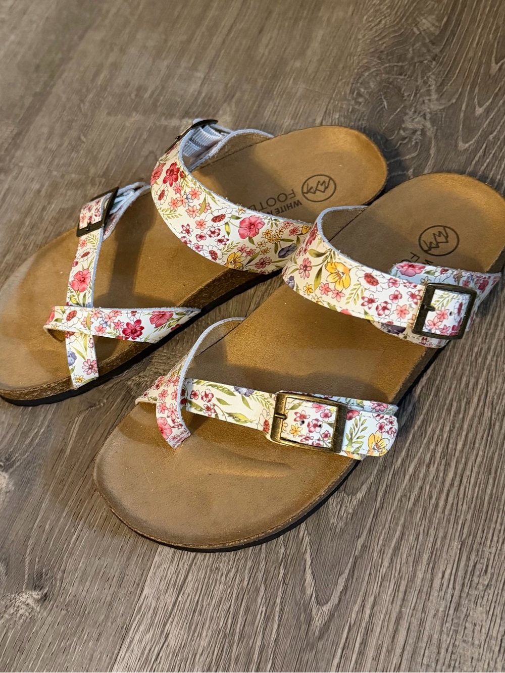 White Mountain Floral Print Buckle Sandals in White and Pink Size 8